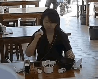被扒戴金表用折叠手机被曝光仍不悔改pg电子女子将鼻涕纸塞碗里后续：(图3)