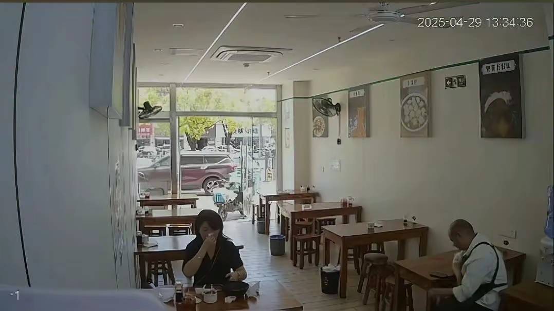 被扒戴金表用折叠手机被曝光仍不悔改pg电子女子将鼻涕纸塞碗里后续：(图5)