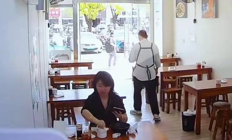 被扒戴金表用折叠手机被曝光仍不悔改pg电子女子将鼻涕纸塞碗里后续：(图12)