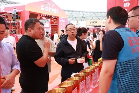 香火锅麻酱携免加伴侣装亮相2025重庆火博会pg电子模拟器试玩革新传统蘸料体验! 正庭(图2) 香火锅麻酱携免加伴侣装亮相2025重庆火博会pg电子模拟器试玩革新传统蘸料体验! 正庭(图2)